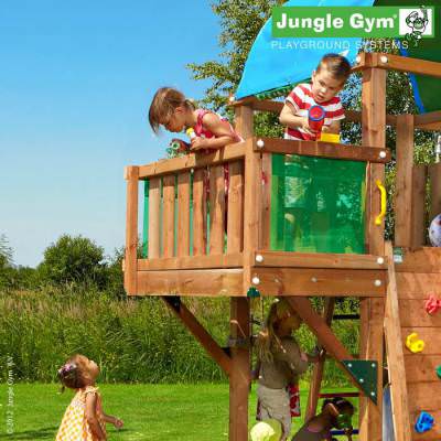Модуль Balcony Любой детский городок Jungle Gym можно усовершенствовать с помощью дополнительного модуля Jungle Gym Balcony - надежного балкона, огражденного с трех сторон.
Размер (ДхШхВ): 80 - 160 х 75 х 75 см.
Допустимое количество детей - 2.
